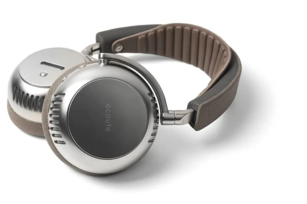 Close-up of glowing vacuum tubes in Ecoute TH2